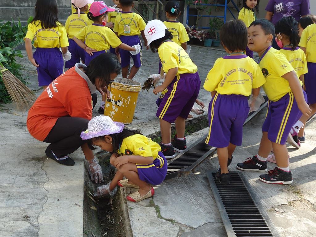 Bersih Kota Sekolah Kristen Lentera Juli 2018